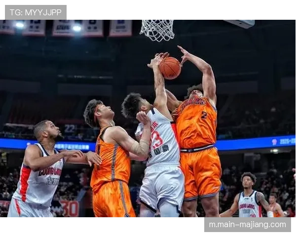 上海队内外结合战术:王哲林与怀特塞德双塔如何吸引包夹分球 上海队内外结合战术:王哲林与怀特塞德双塔如何吸引包夹分球